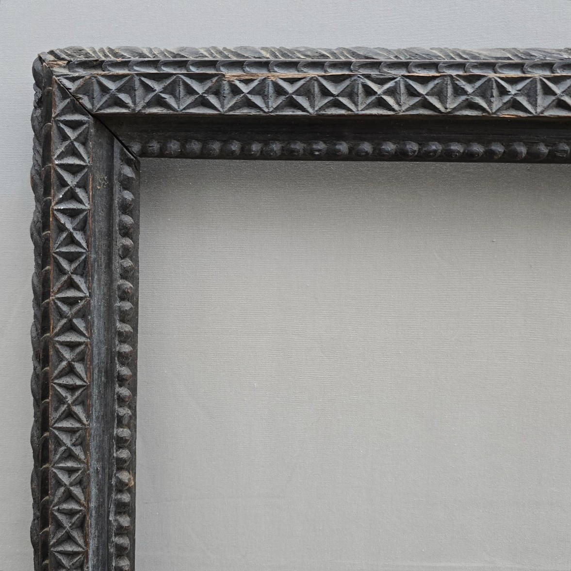 Cadre bois sculpté décor géométrique XIXe feuillure : 37,5 x 54 cm