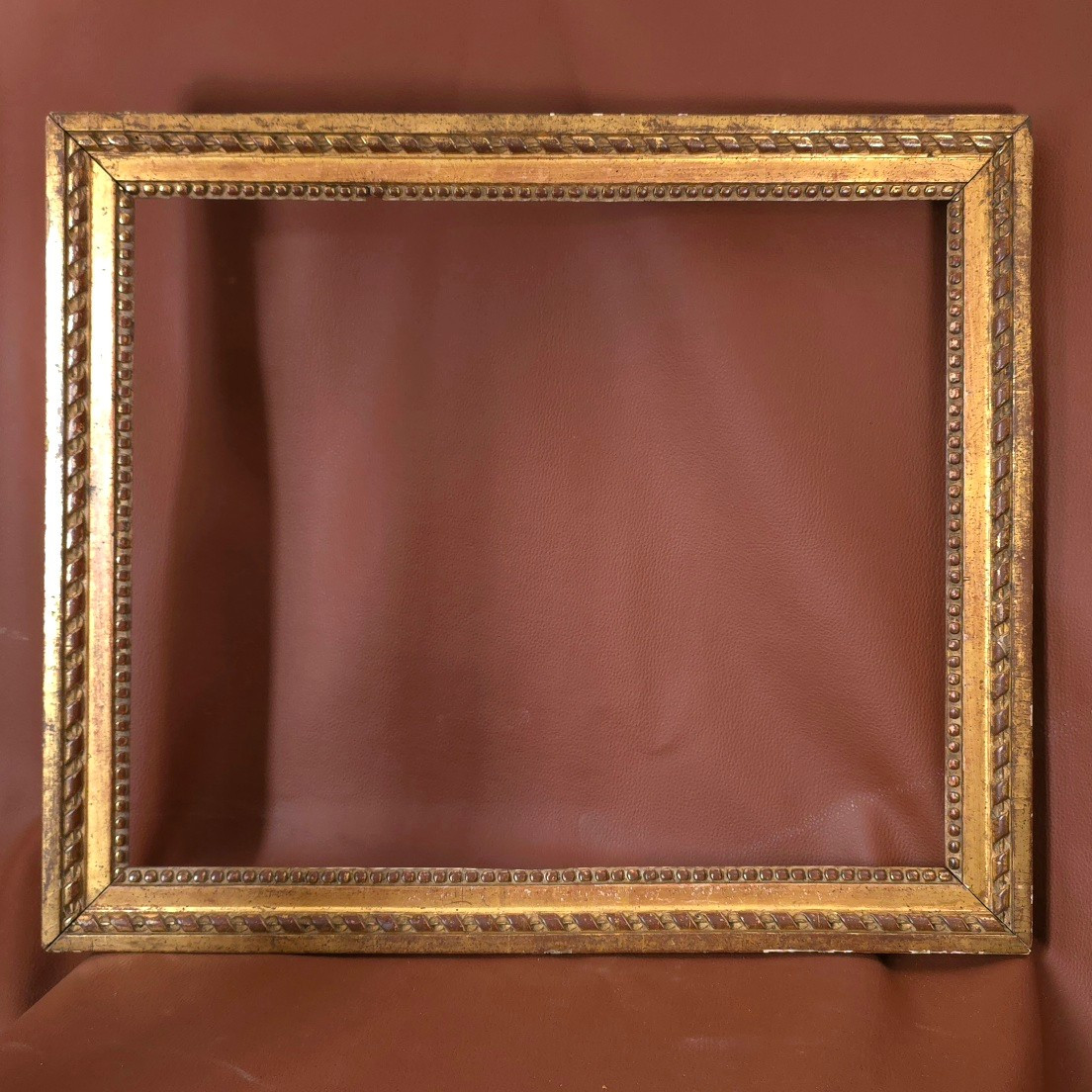Cadre bois doré Louis XVI feuillure : 57 x 48,5 cm