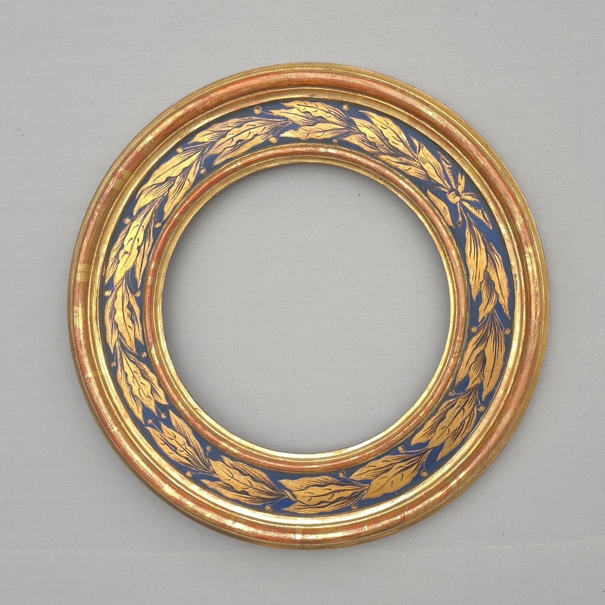 Gilded Round Italian Frame Decorated With Laurel Leaves Diam: 19 Cm