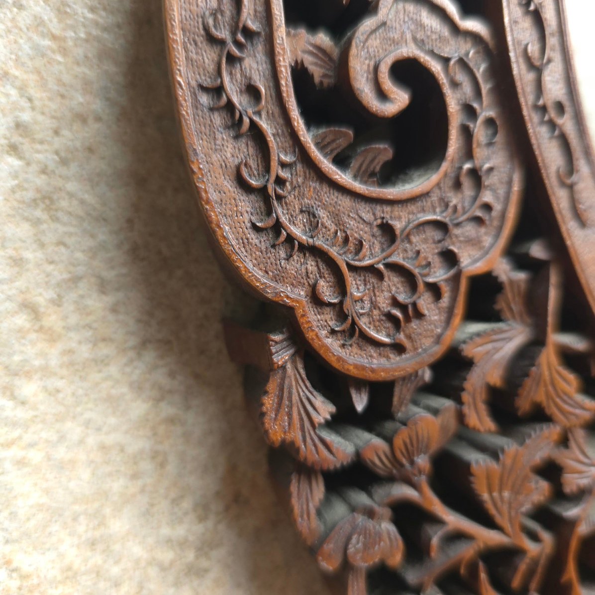 Late 19th-century Chinese Oval Carved Wooden Frame-photo-2