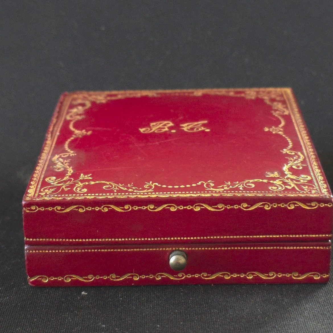 Bijouterie Leroy et Cie Écrin à bijoux maroquin rouge doré au petit fer chiffré B.T.-photo-4