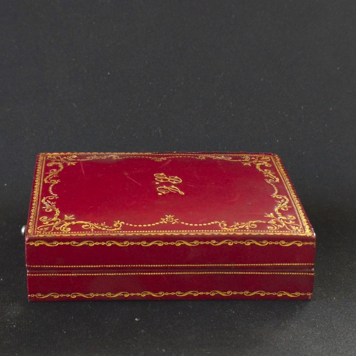Bijouterie Leroy et Cie Écrin à bijoux maroquin rouge doré au petit fer chiffré B.T.-photo-3