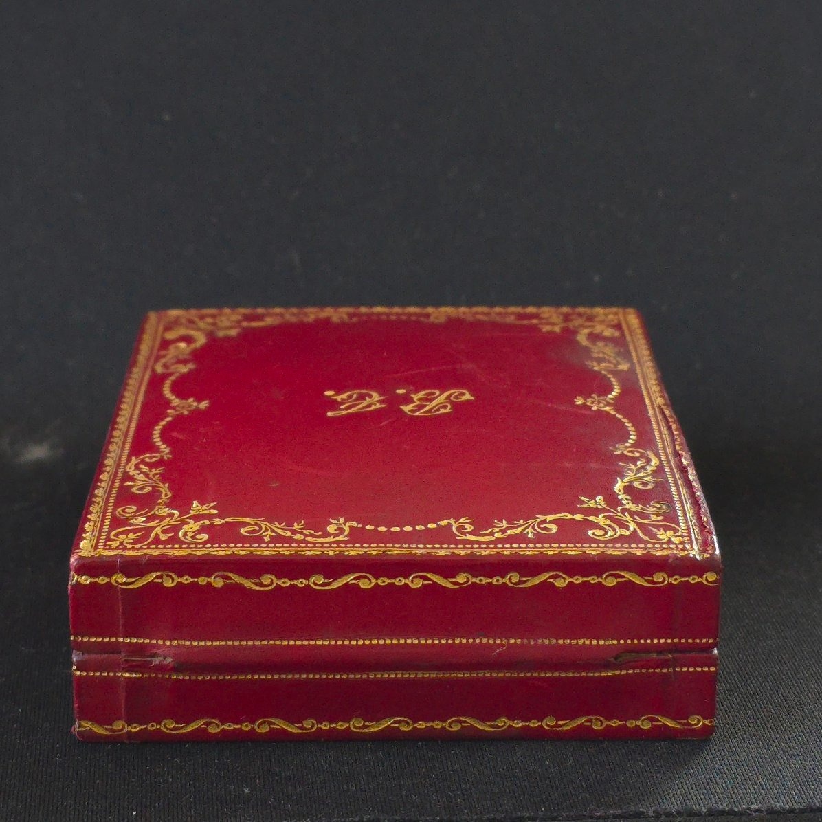 Bijouterie Leroy et Cie Écrin à bijoux maroquin rouge doré au petit fer chiffré B.T.-photo-4