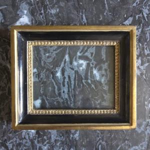 Petit cadre début XIXe noir et doré feuillure : 14 x 18 cm