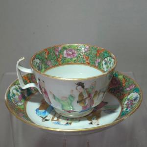 Tasse et sa soucoupe en porcelaine chinoise de Canton XIXe Chine