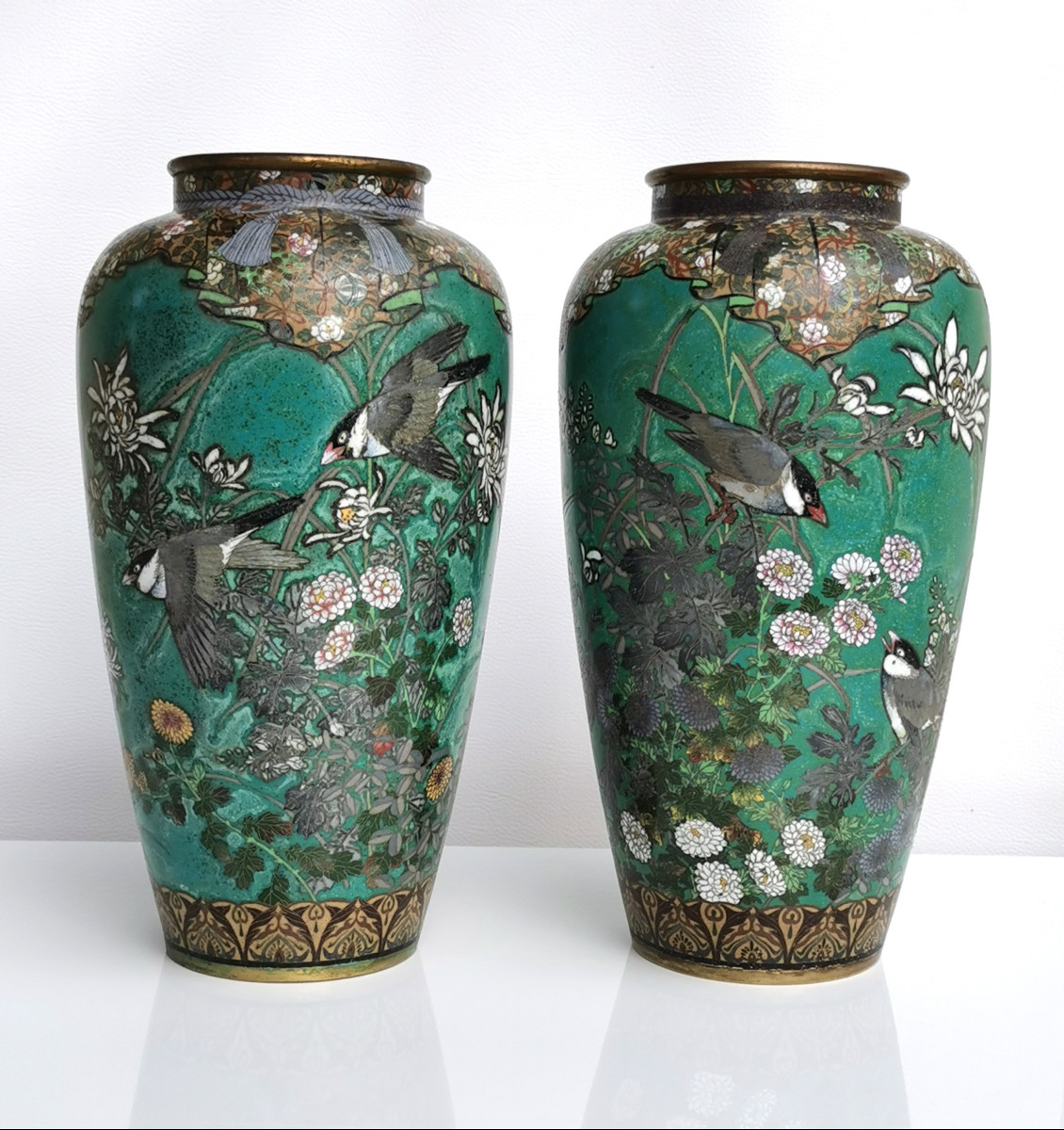 Paire de vases en émail cloisonné , Japon , ère Meiji , fin XIXième siècle