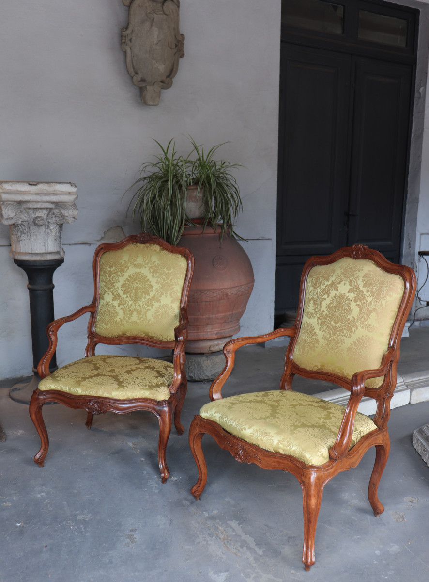 Paire de fauteuils en noyer, Vénétie, 18e siècle