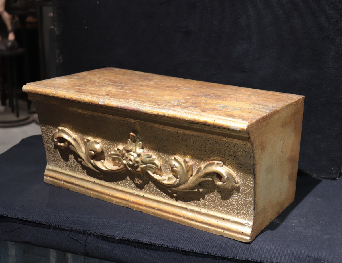 Étagère dorée et laquée, Toscane, 18e siècle