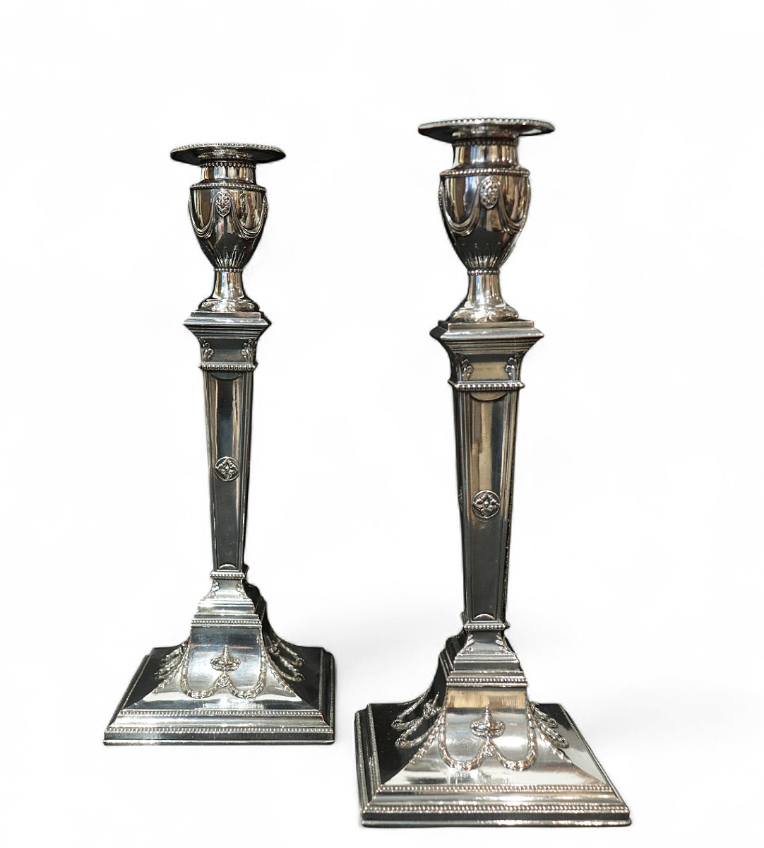 Paire de bougeoirs argentés, XIXe siècle