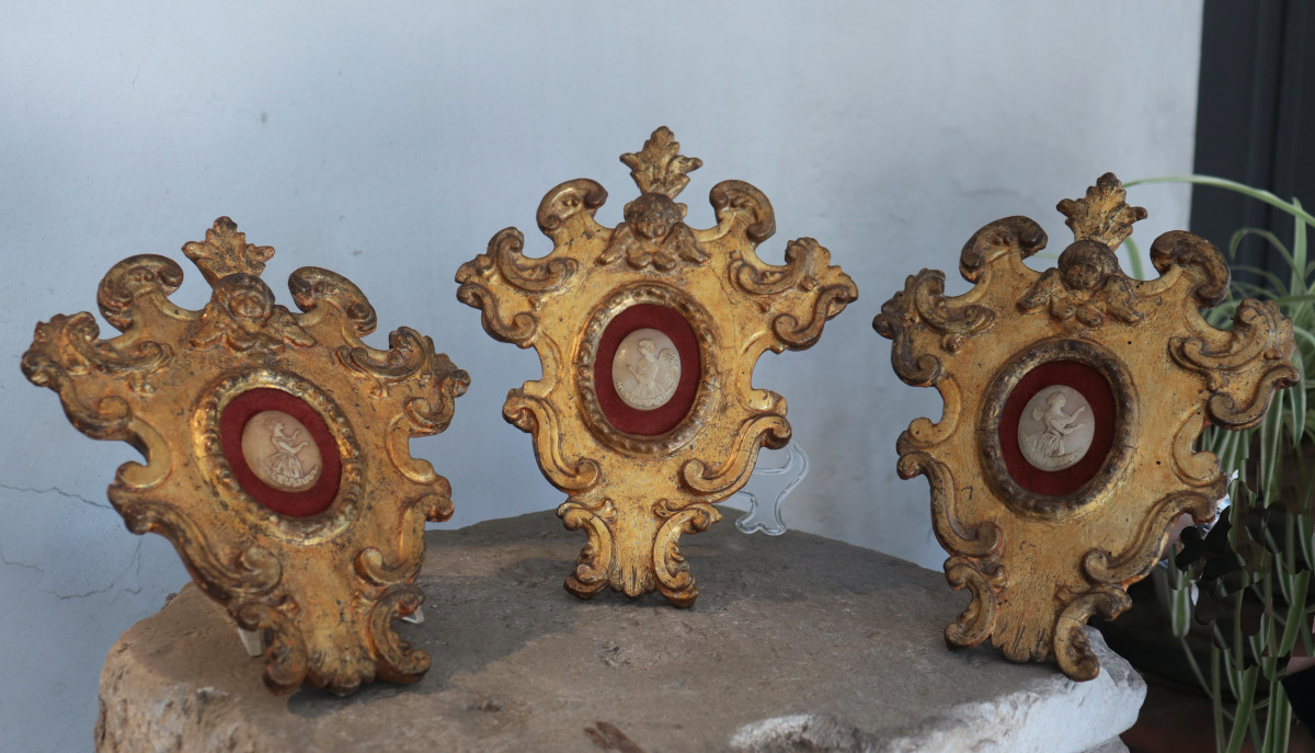 3 cadres dorés avec camée, Toscane, 18e siècle