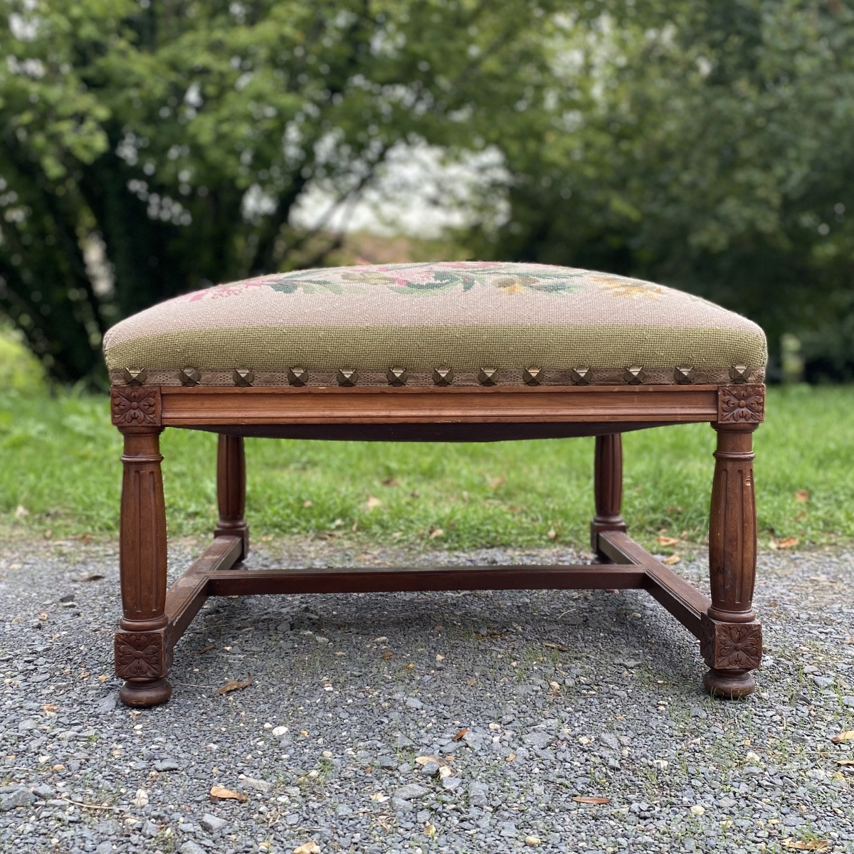 Grand tabouret Louis XIII en tapisserie motif fleuri-photo-2