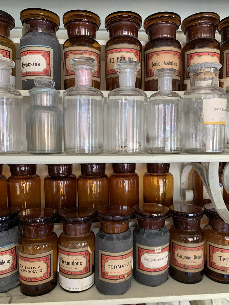 Stock de 77 bouteilles en verre soufflé par pharmacie,1925/1960-photo-2