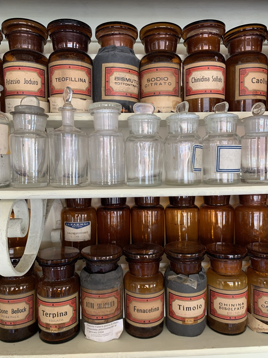 Stock de 77 bouteilles en verre soufflé par pharmacie,1925/1960-photo-3