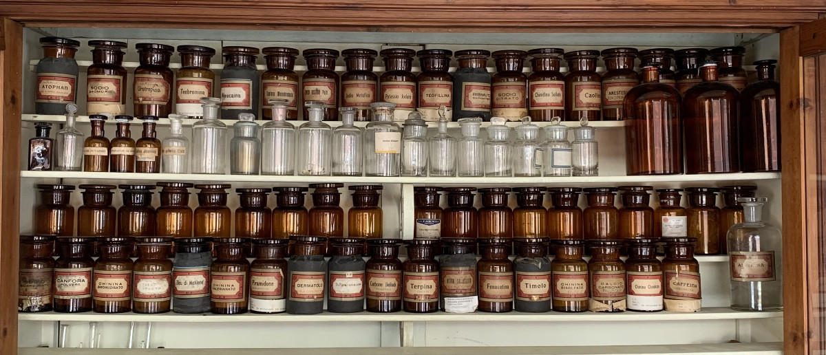 Stock de 77 bouteilles en verre soufflé par pharmacie,1925/1960