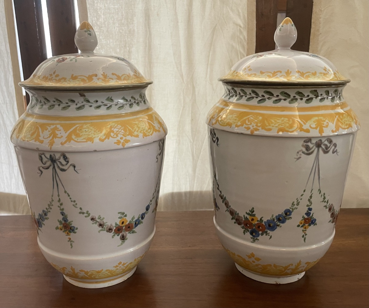 Paire de vases néoclassiques en majolique polychrome, Faenza 18/19 ème siècle-photo-1