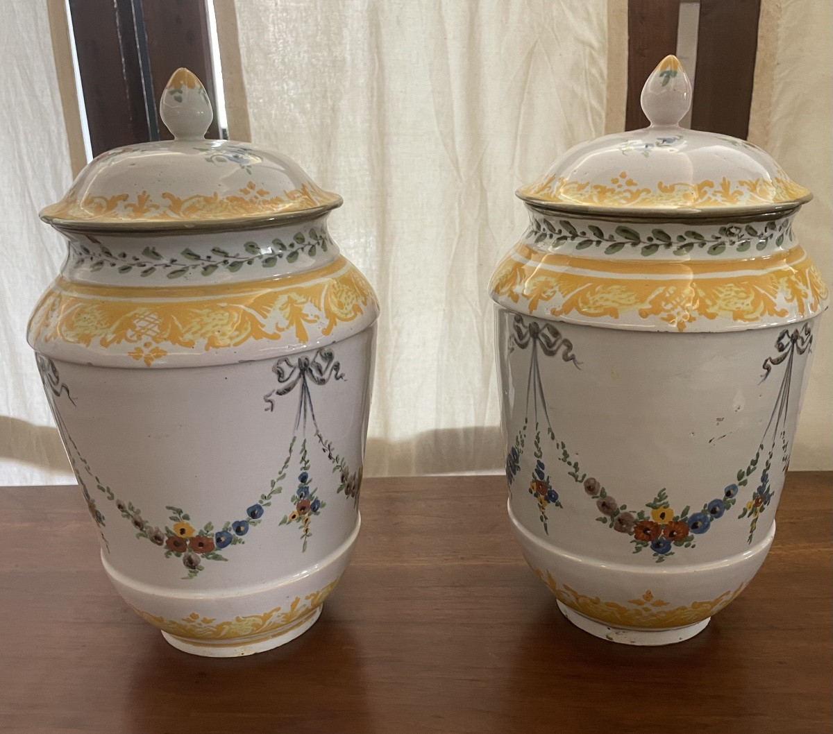 Paire de vases néoclassiques en majolique polychrome, Faenza 18/19 ème siècle-photo-2