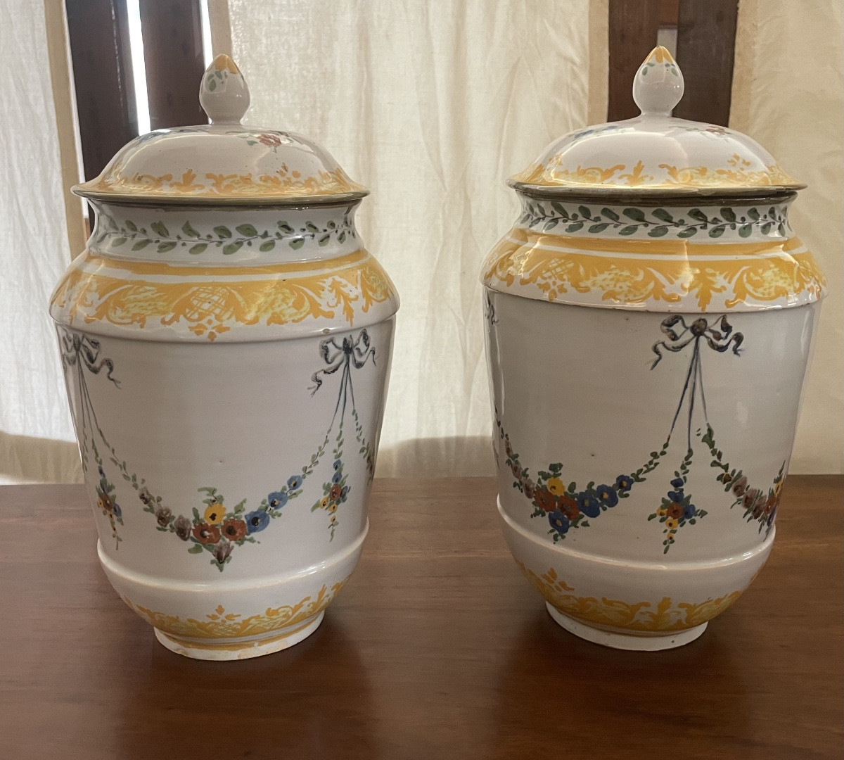 Paire de vases néoclassiques en majolique polychrome, Faenza 18/19 ème siècle