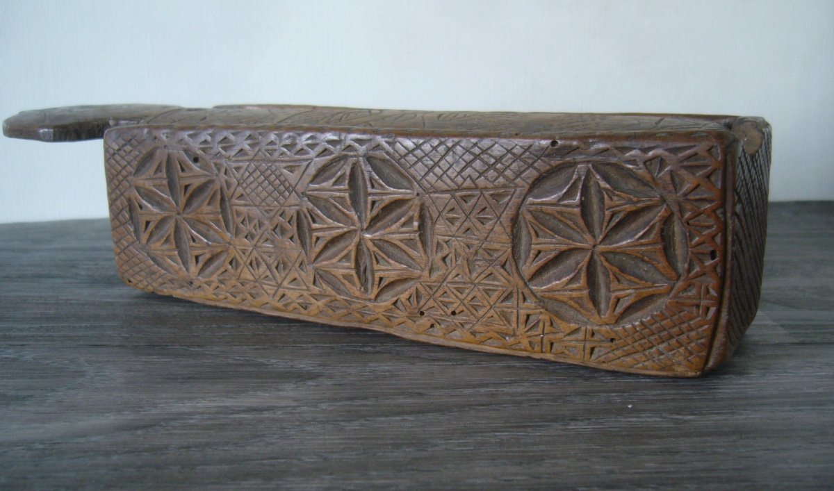 Coffret Monoxyle En Bois Sculpté, Art Populaire.-photo-1