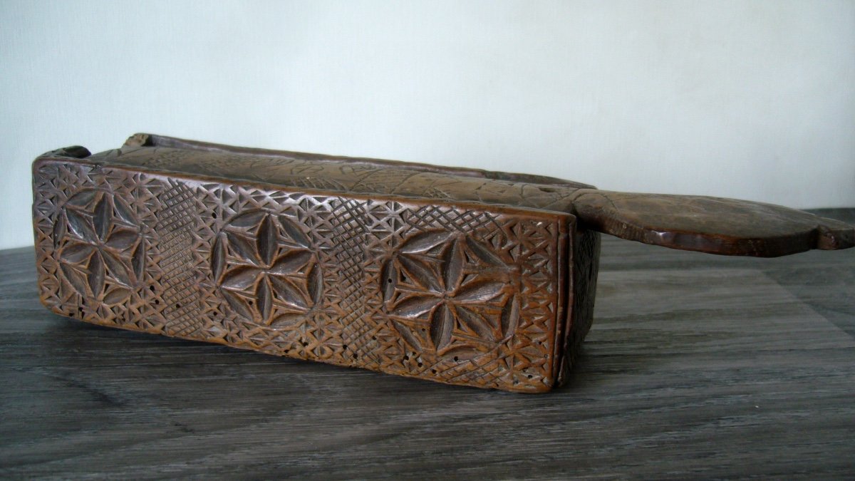 Coffret Monoxyle En Bois Sculpté, Art Populaire.-photo-3