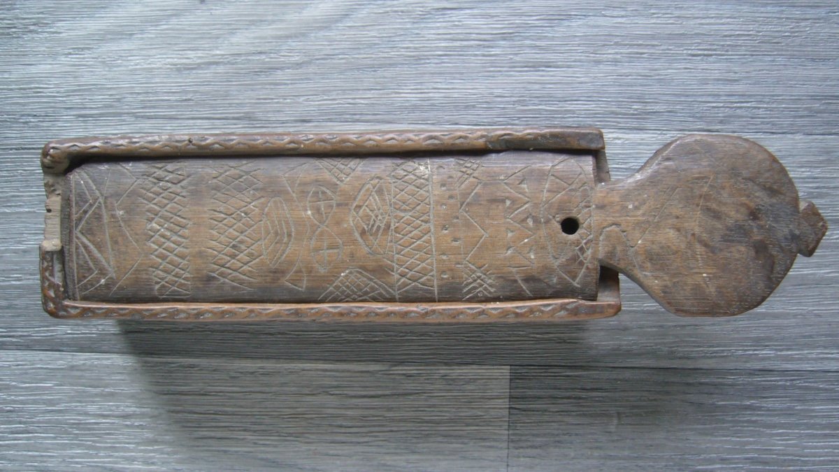 Coffret Monoxyle En Bois Sculpté, Art Populaire.-photo-6