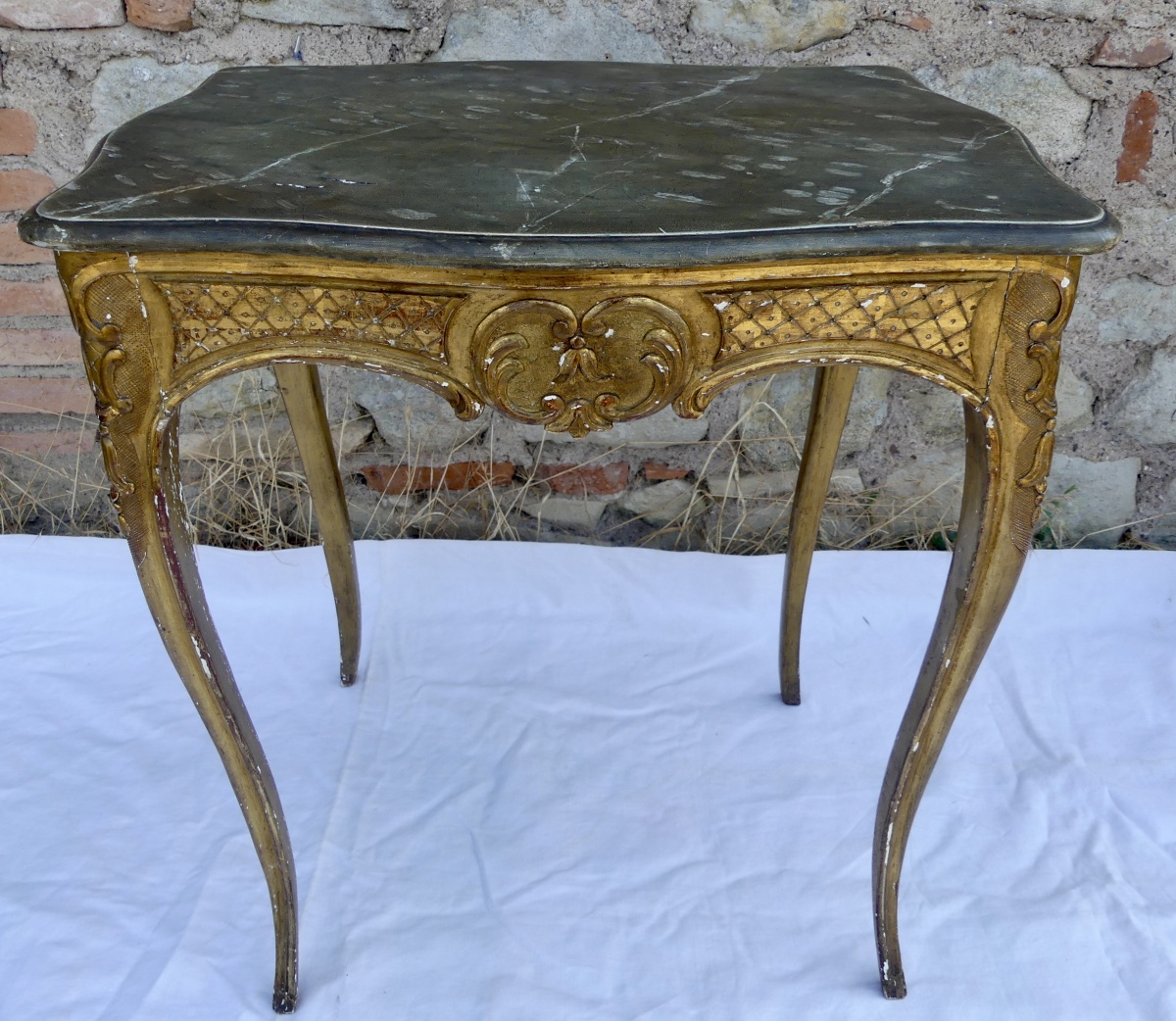table en bois doré sculpté style Louis XV, début XX ème