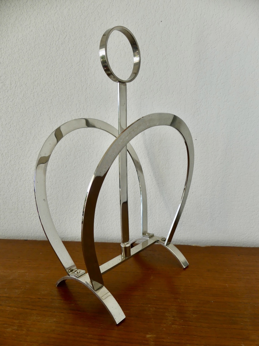 Porte revue en metal chromé, vers 1970.
