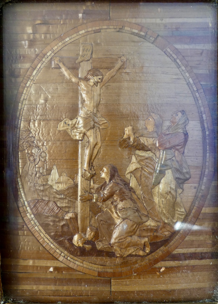 Marqueterie de paille gauffrée, sous verre, descente de croix, XVIII ème.