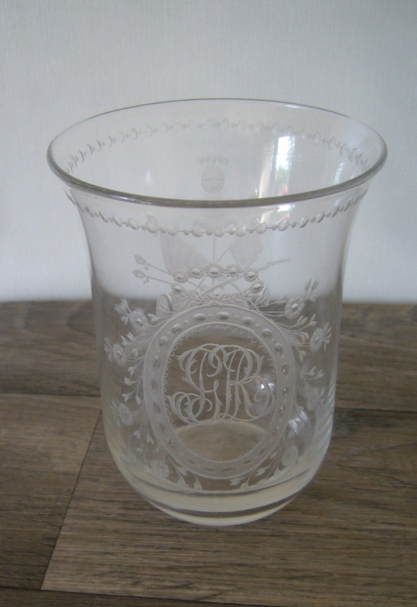  Gobelet En Cristal Taillé De Mariés, attributs militaires, Milieu XIX°.