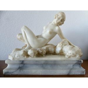 Sculpture jeune femme en albâtre, vers 1920. 