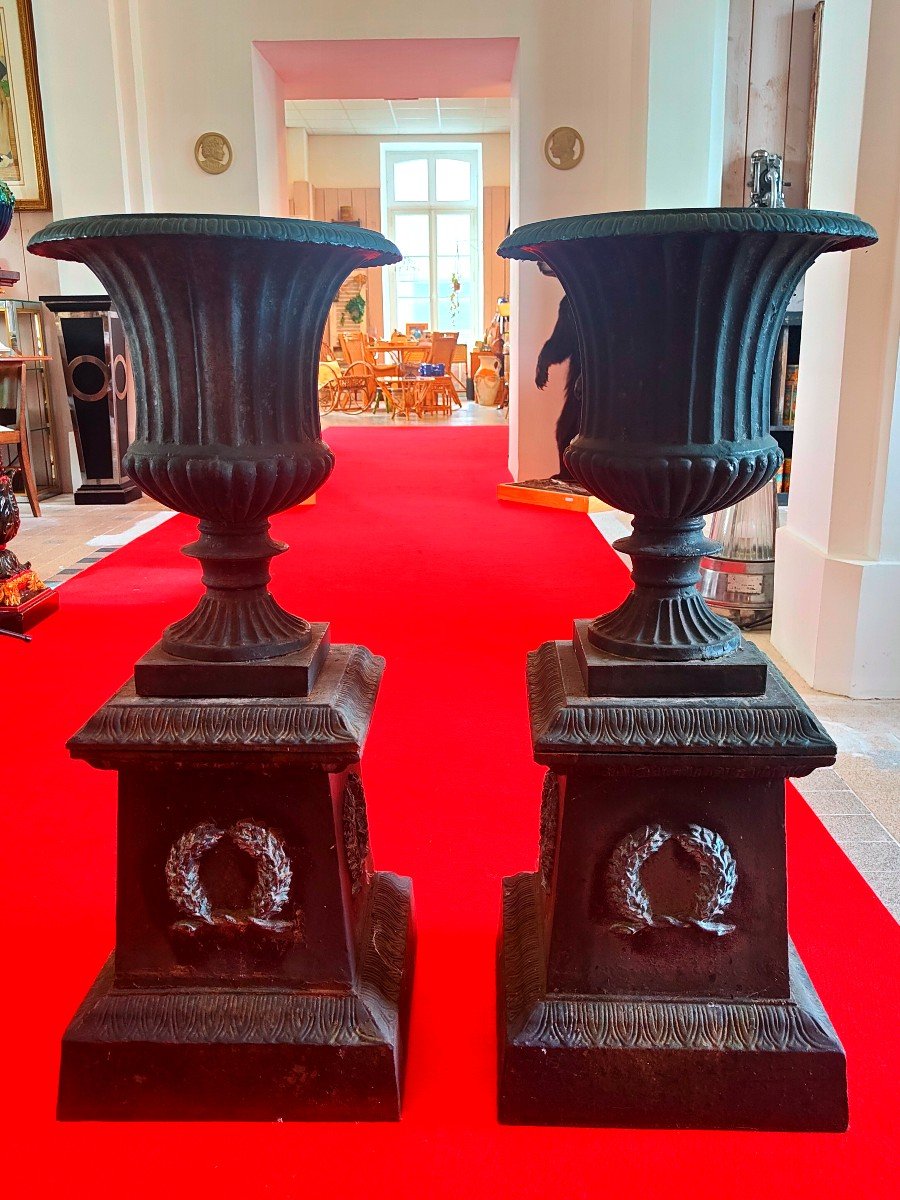 Imposing Pair Of Medicis Vases In Cast Iron On Pedestal XIX Th Century-photo-2