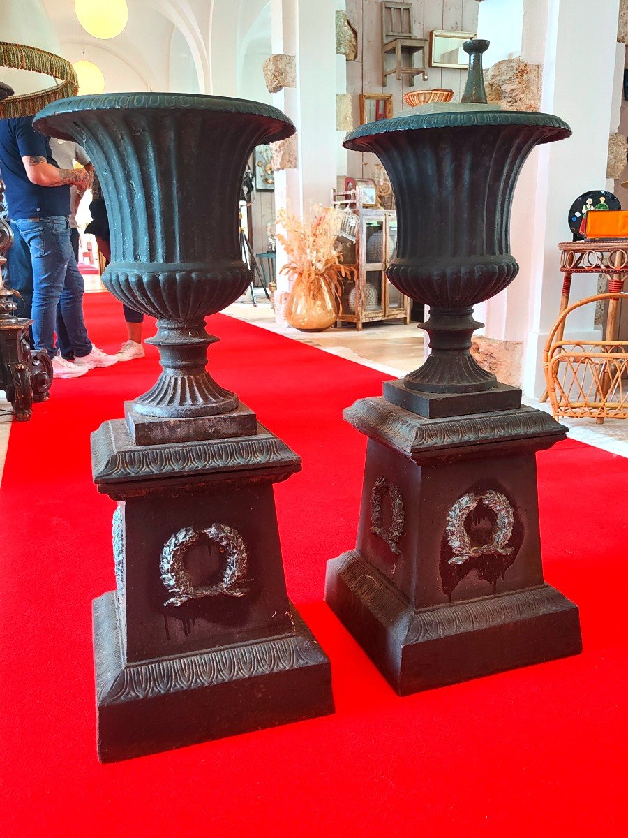 Imposing Pair Of Medicis Vases In Cast Iron On Pedestal XIX Th Century-photo-4