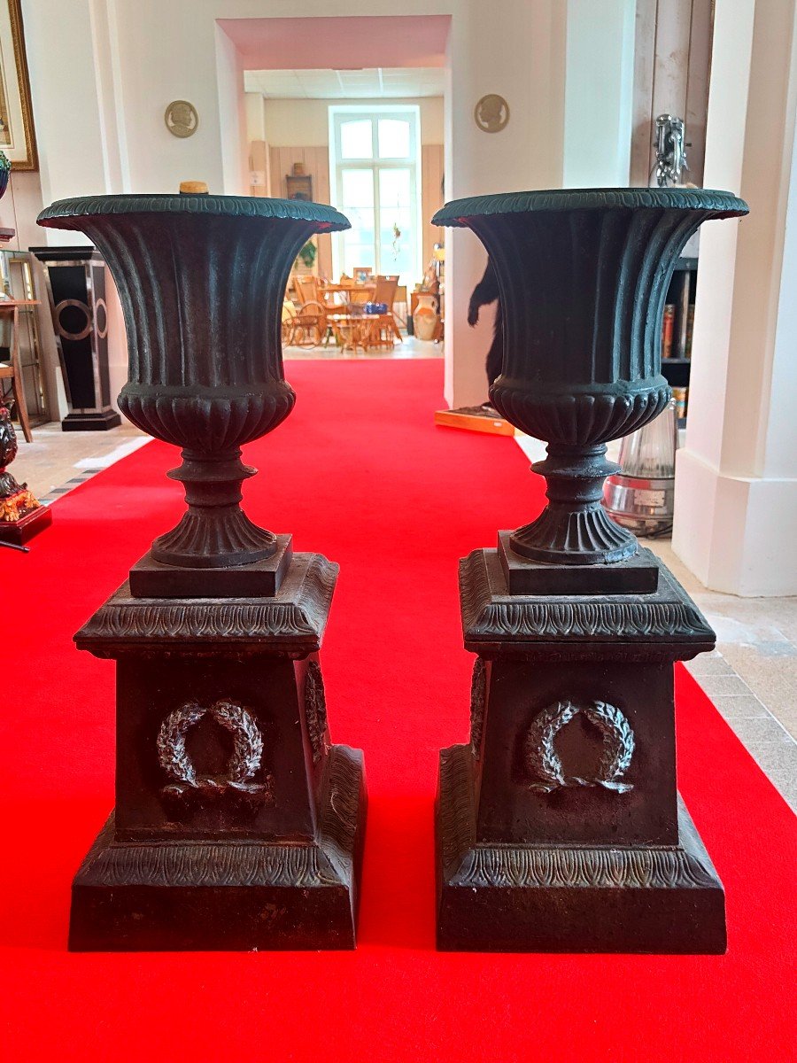 Imposing Pair Of Medicis Vases In Cast Iron On Pedestal XIX Th Century