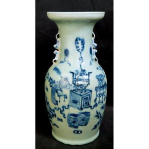 Chine XIXème : Vase Balustre Céladon  En Porcelaine 