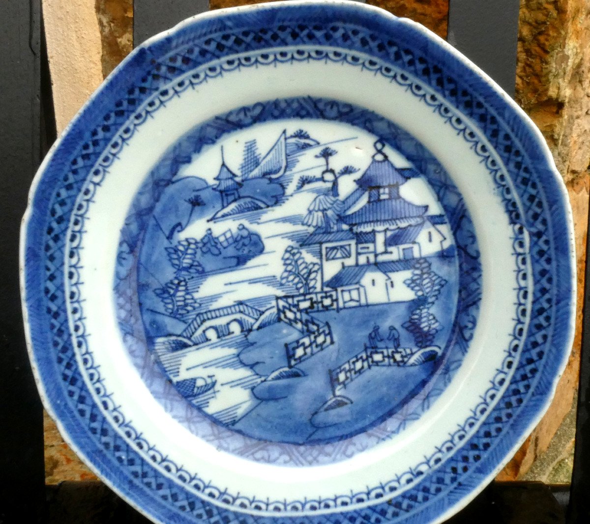 Paire d'Assiettes En Porcelaine De La Chine , époque XVIIIe Siecle , Pagode / Barriere Asie-photo-3