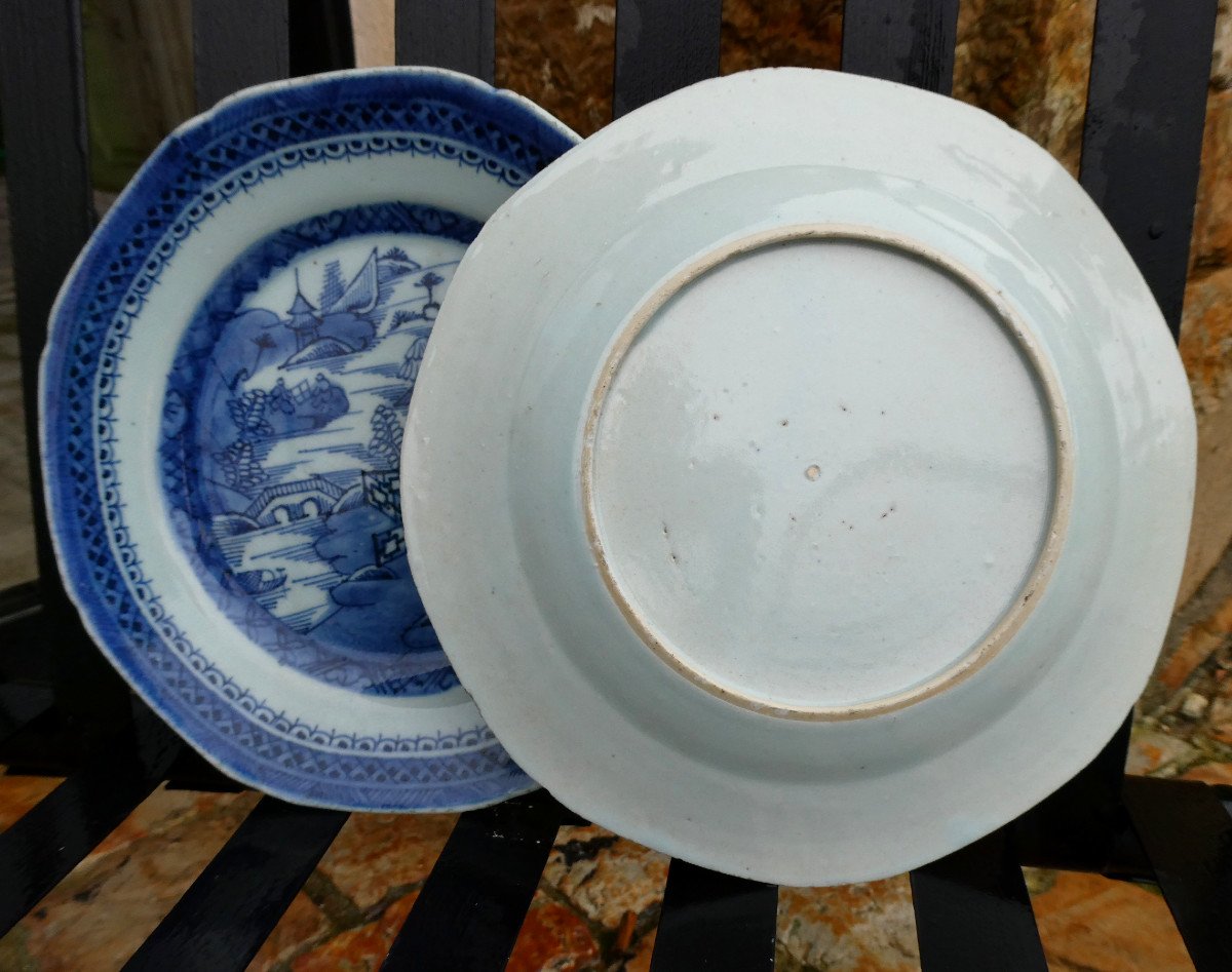 Paire d'Assiettes En Porcelaine De La Chine , époque XVIIIe Siecle , Pagode / Barriere Asie-photo-4