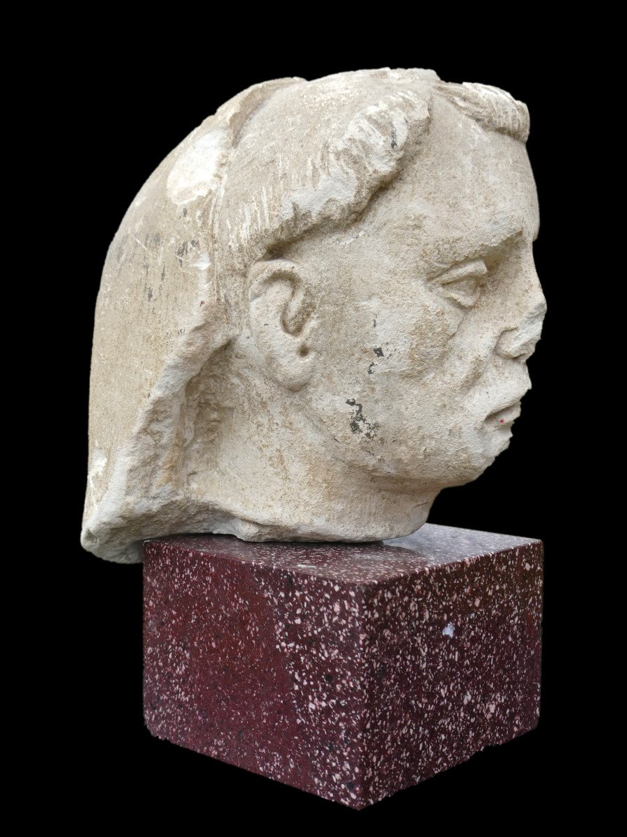 Buste En Pierre Calcaire Epoque XVe Siecle , Socle En Porphyre , Tête De Moine , Haute Epoque