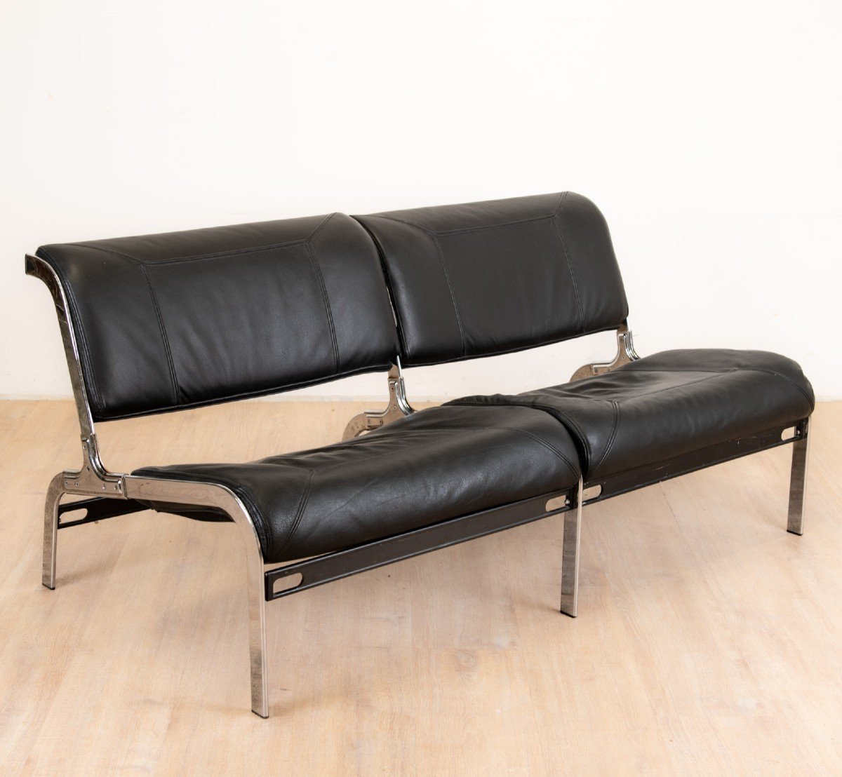 Canapé 2 Places Modèle Whist Olivier Mourgue En Cuir Noir édition Airborn, 1964