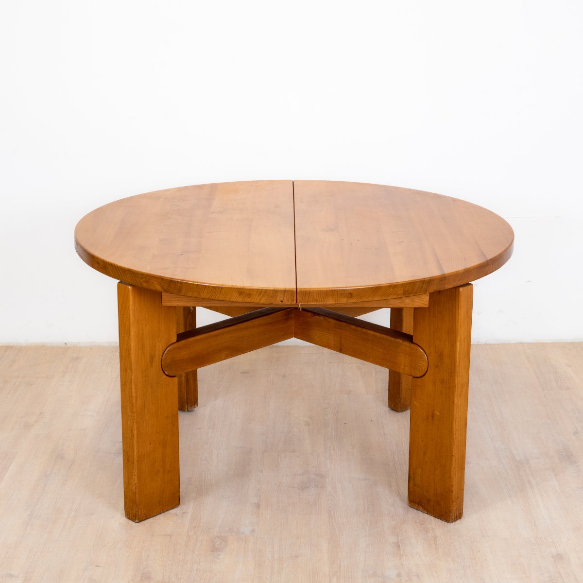 Table ronde en orme avec rallonge de Maison Regain, 1985