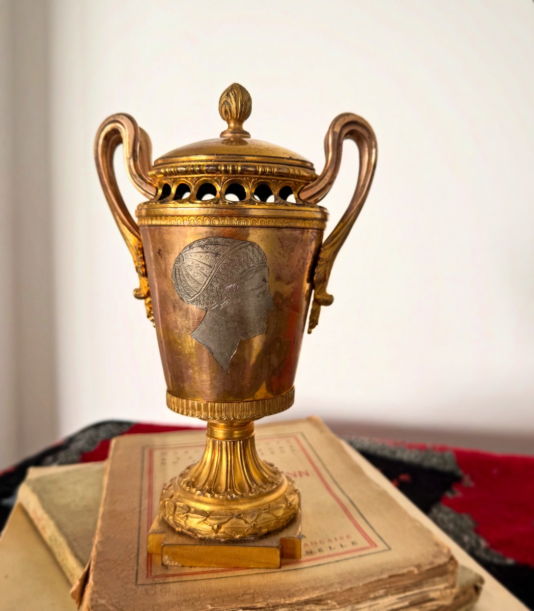 Cassolette d’époque Louis XVI, en or moulu (rose et jaune) 