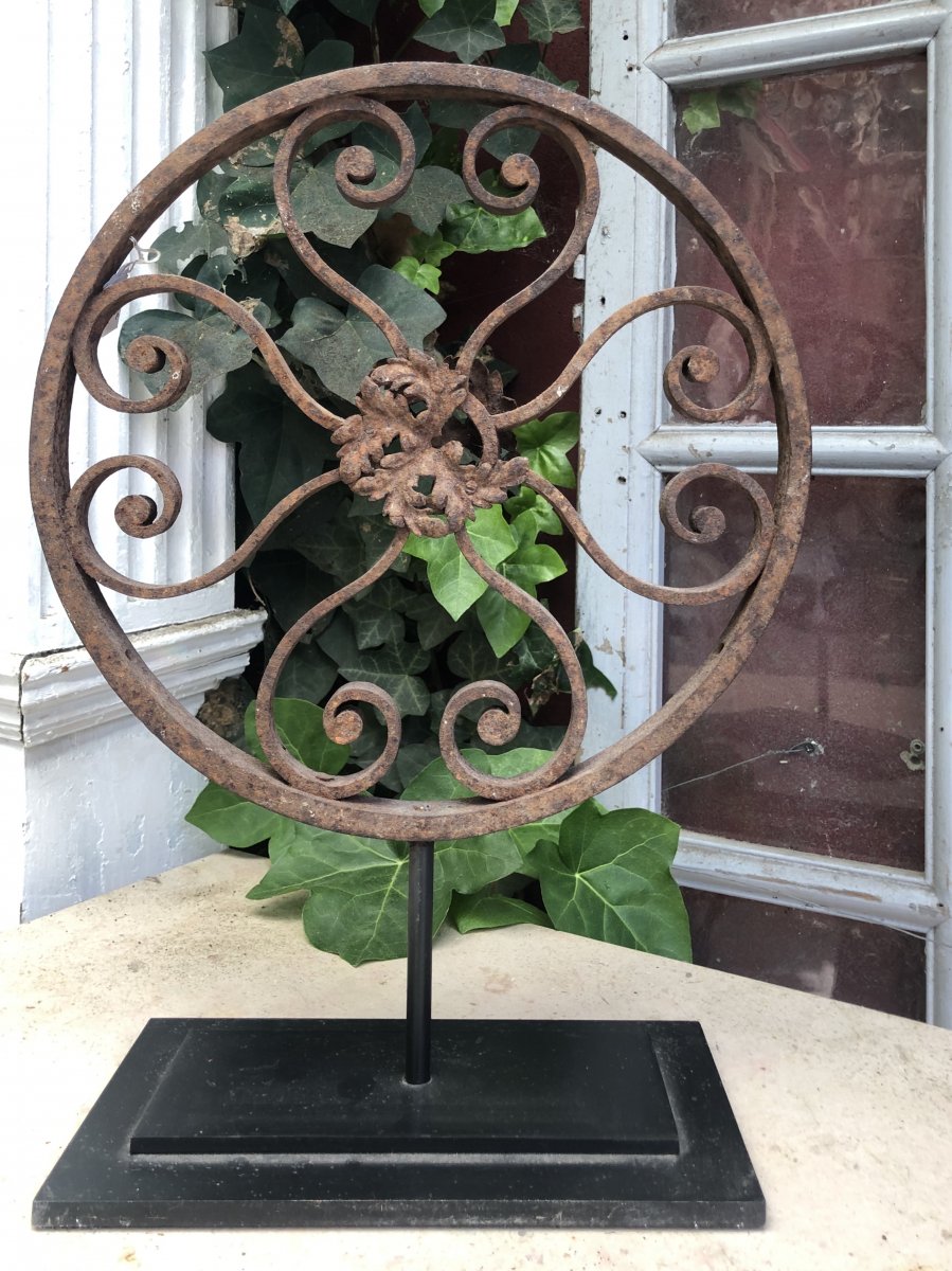 Oculus Wrought Iron Louis XVI Period Decorated With Acanthus Leaf. Around 1780.