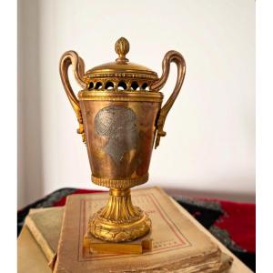Cassolette d’époque Louis XVI, en or moulu (rose et jaune)