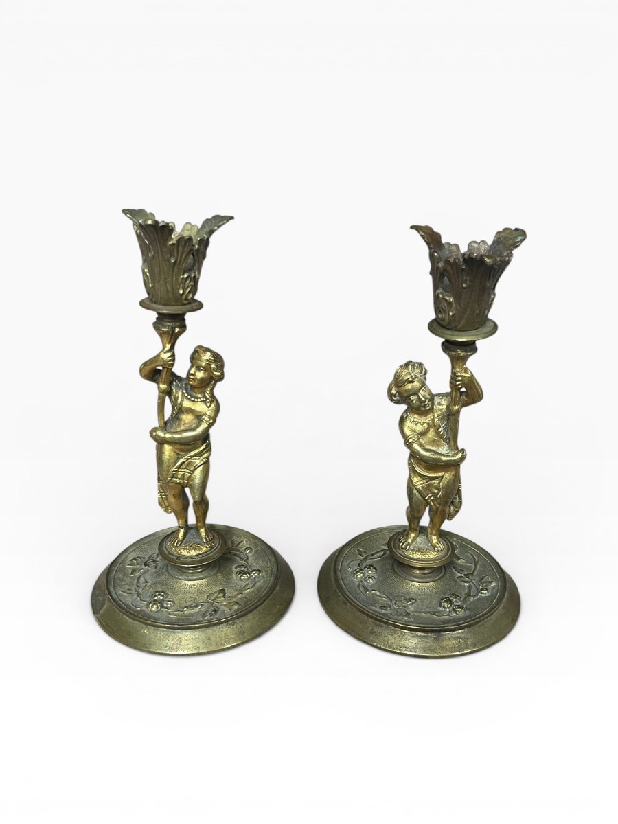 Paire de bougeoirs en laiton, Putti porte-flambeau XIXe