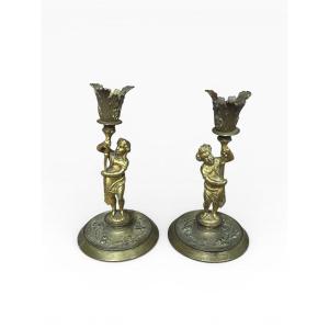 Paire de bougeoirs en laiton, Putti porte-flambeau XIXe