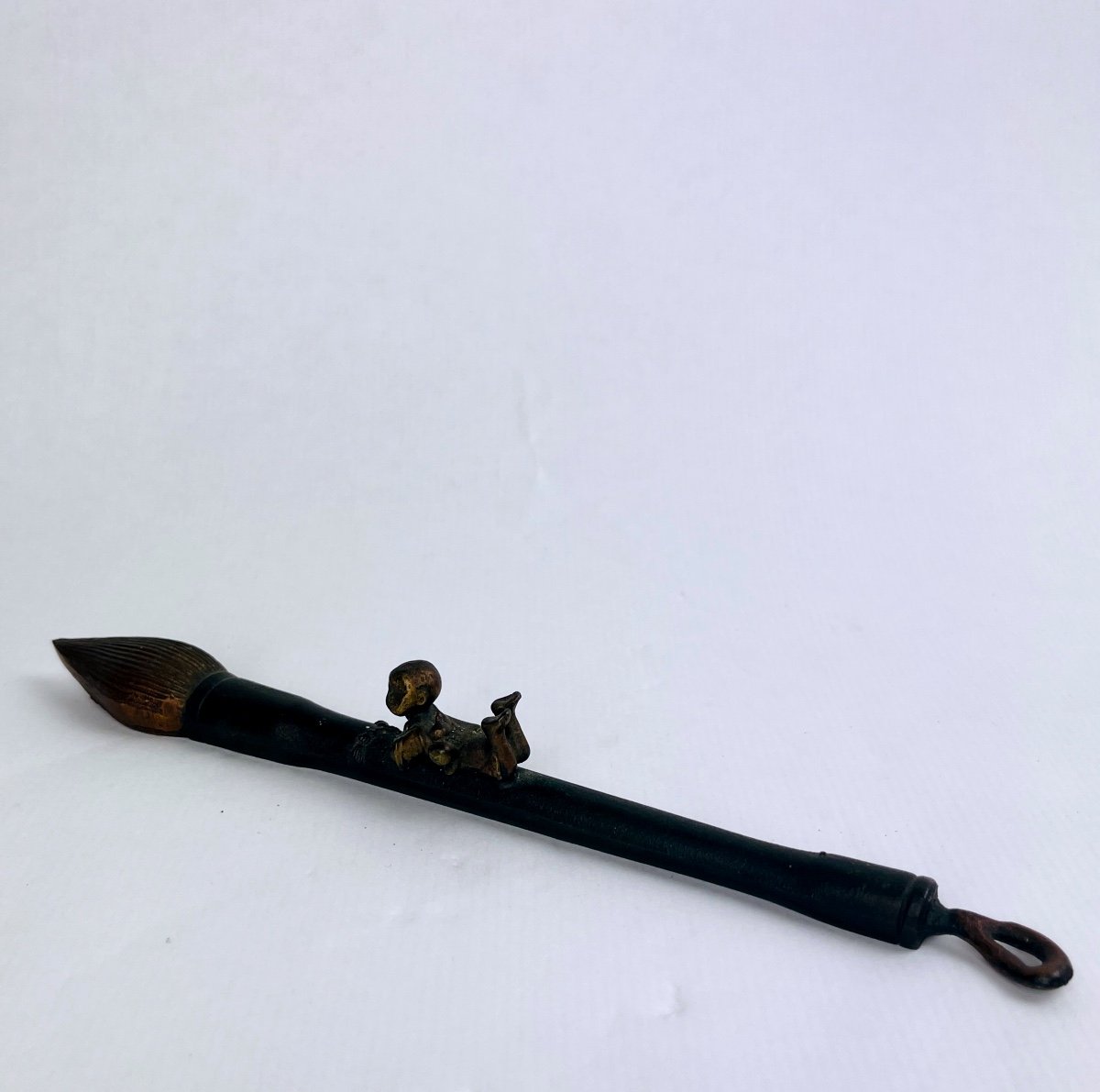 Presse-papier En Bronze Par Haruhiko Shimoo Pour La Fonderie Takaoka  Enfant Sur Un Pinceau
