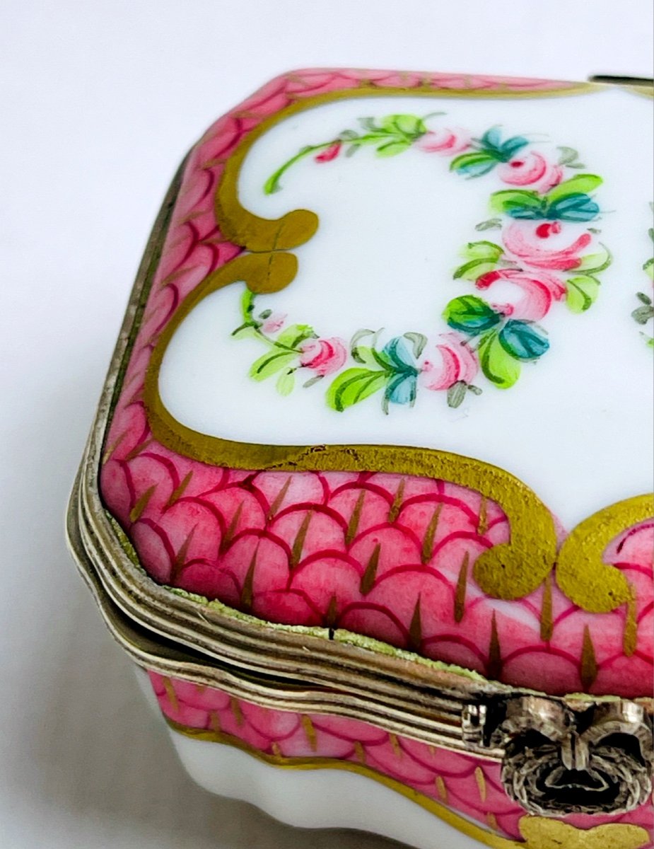 Delicate Little Limoges Porcelain Pill Box-photo-3