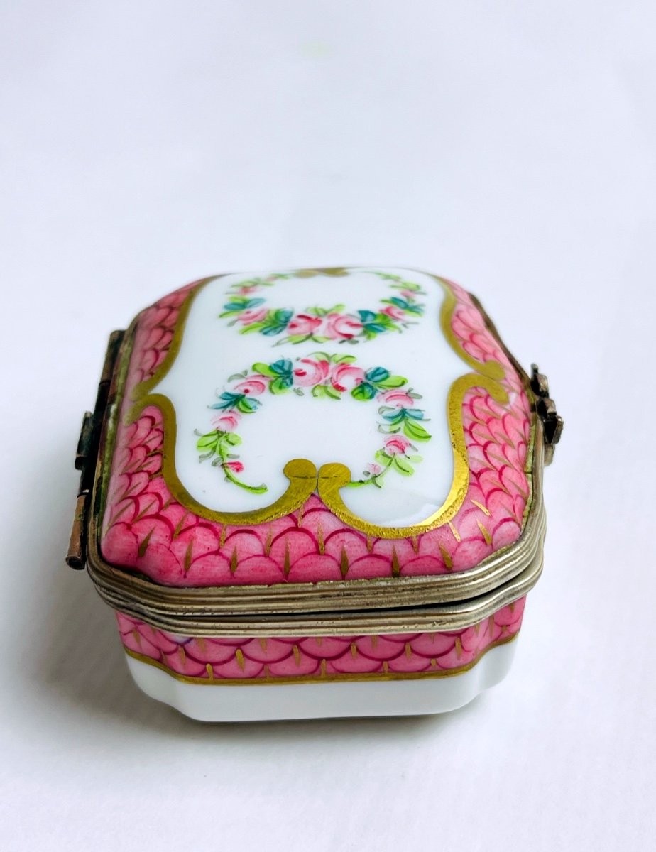 Delicate Little Limoges Porcelain Pill Box-photo-3