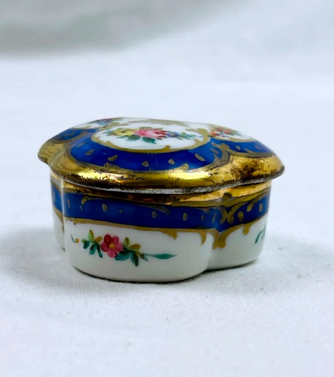 Boîte à Pilules En Porcelaine De Limoges Ou De Paris-photo-1