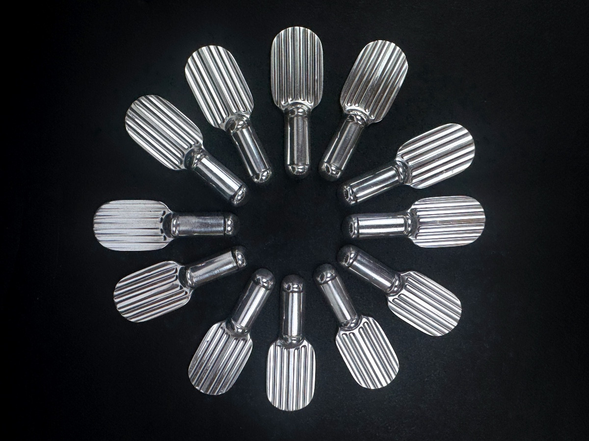 Christofle, suite de 12 porte-couteaux raquettes par Luc Lanel