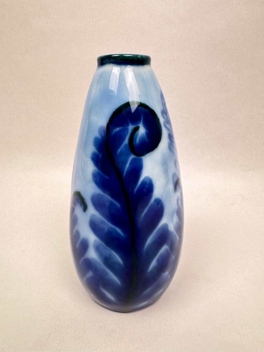 Tharaud Limoges – Vase bleu décor flambé n°5 décor de fougères