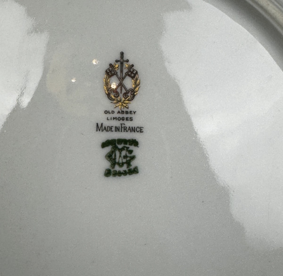 Assiette plate en porcelaine de Limoges – Old Abbey n°2-photo-1